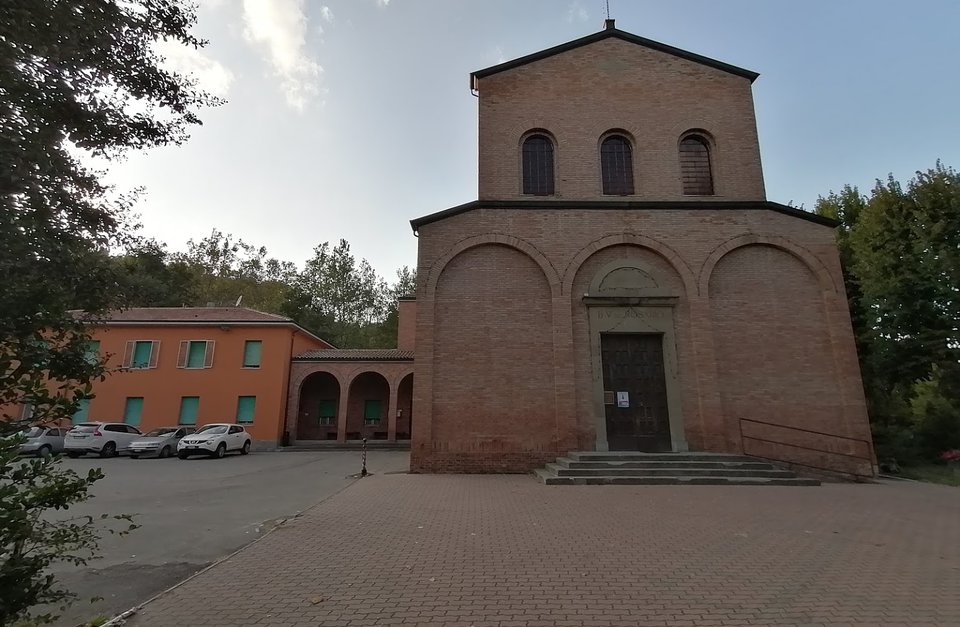 Chiesa di Calderino intitolata alla Beata Vergine del Rosario
                                 Foto di: Chiara Battistini